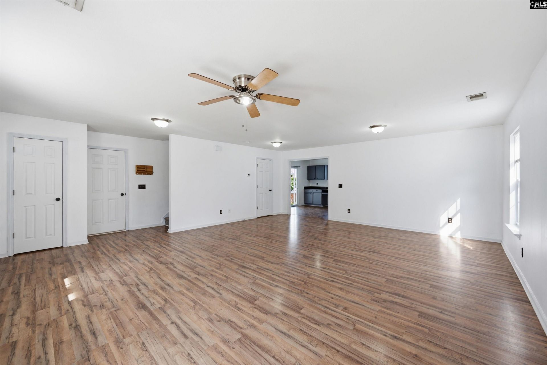 492 Denman Loop  Photo 5