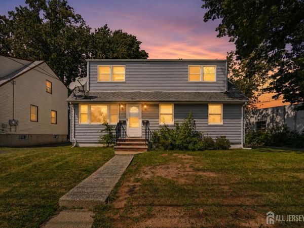 10 N Washington Avenue N, Colonia, NJ 07067