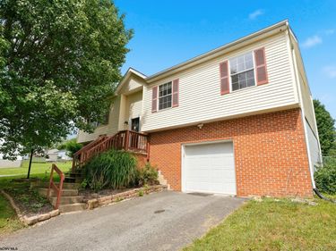 32 Woodside Lane, Bridgeport, WV 26330