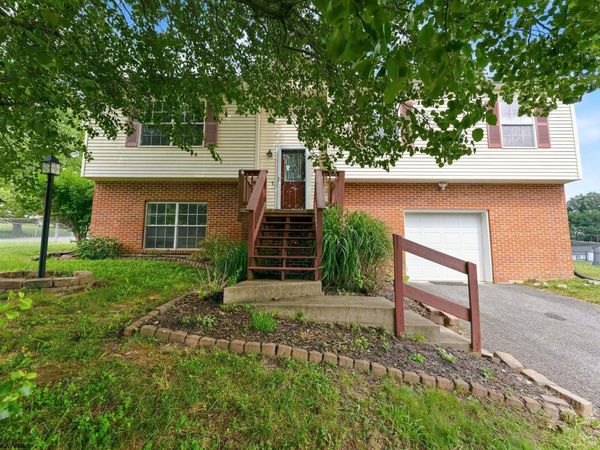 32 Woodside Lane, Bridgeport, WV 26330