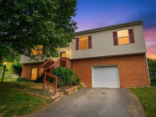 32 Woodside Lane, Bridgeport, WV 26330