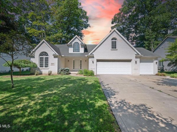 2124 Mcintosh Drive , Holland, OH 43528