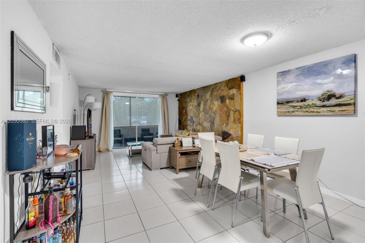 8501 NW 8th St , Unit 105, Miami, FL 33126 Photo