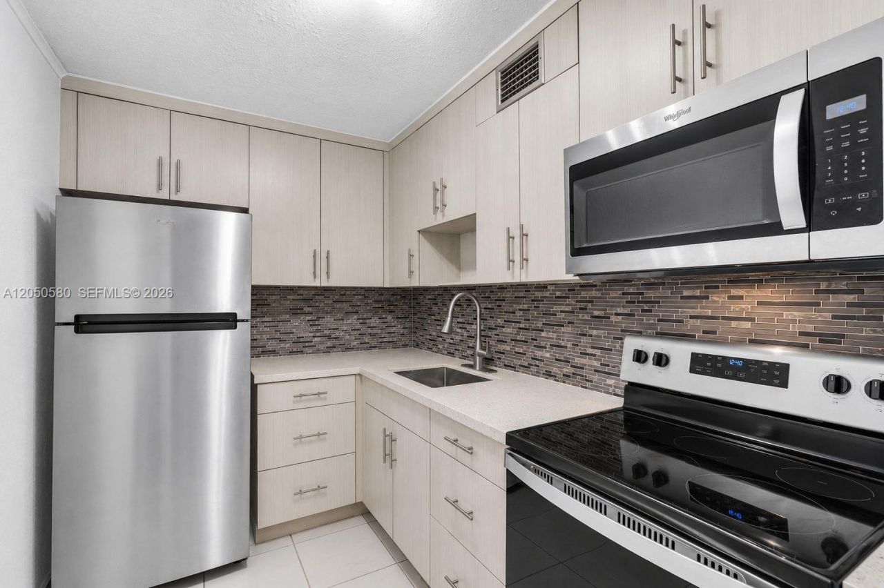 8501 NW 8th St , Unit 105, Miami, FL 33126 Photo