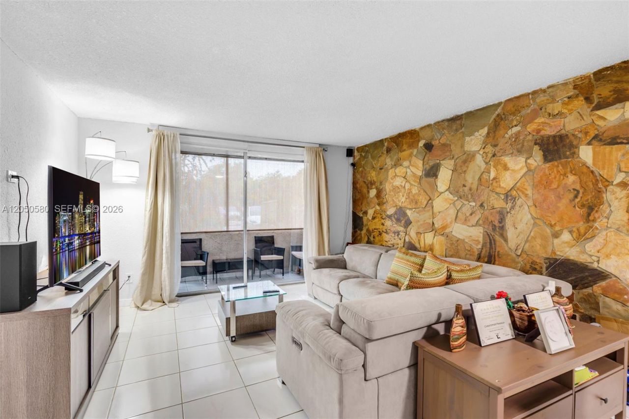 8501 NW 8th St , Unit 105, Miami, FL 33126 Photo