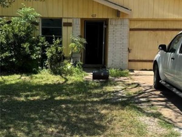 422 N Holiday Drive, Grand Prairie, TX 75052