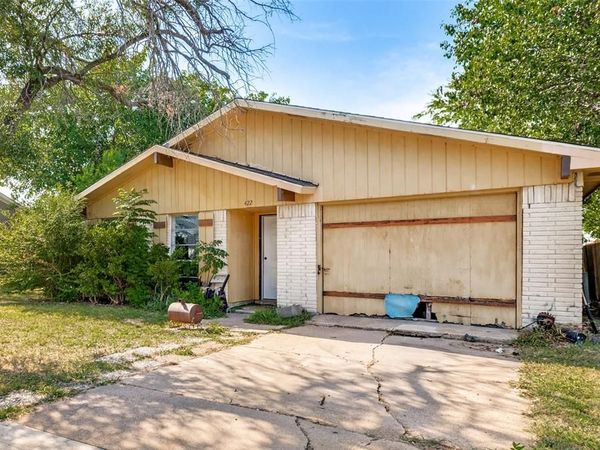 422 N Holiday Drive, Grand Prairie, TX 75052