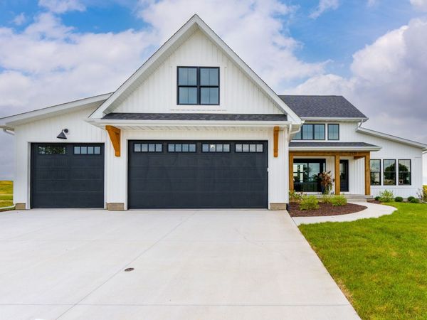 7131 Black Oak Drive, Bettendorf, IA 52722