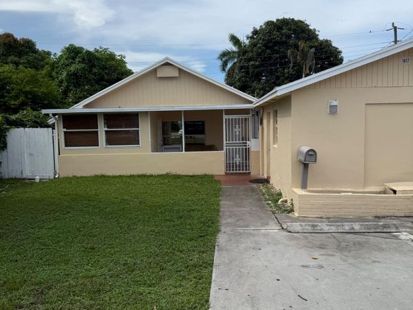 1017 W Lakewood Road, West Palm Beach, FL 33405