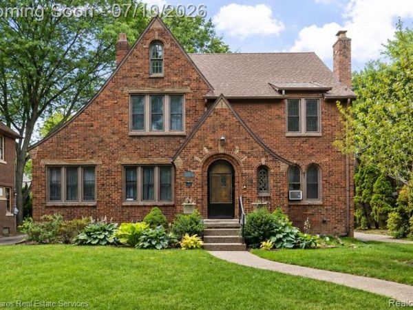 1421 Yorkshire Road, Grosse Pointe Park, MI 48230