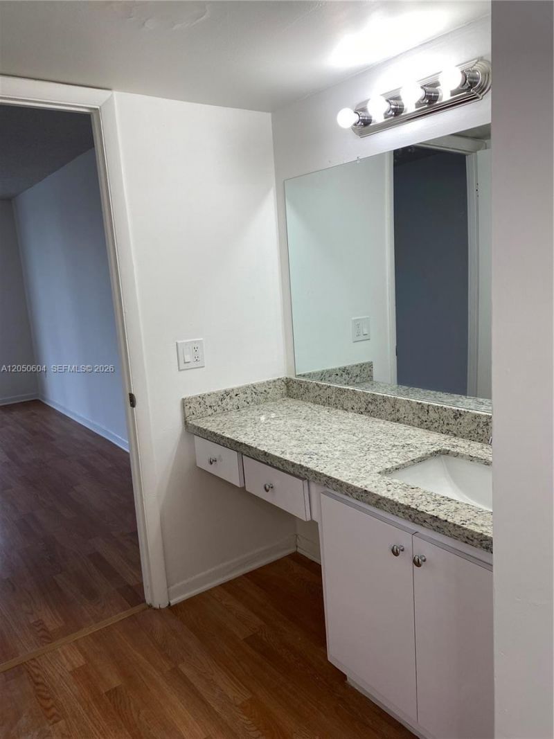 486 NW 165th St Rd , Unit B-307, Miami, FL 33169 Photo