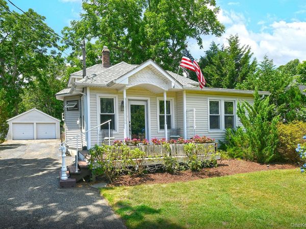 38 Roosevelt Avenue , Sayville, NY 11782
