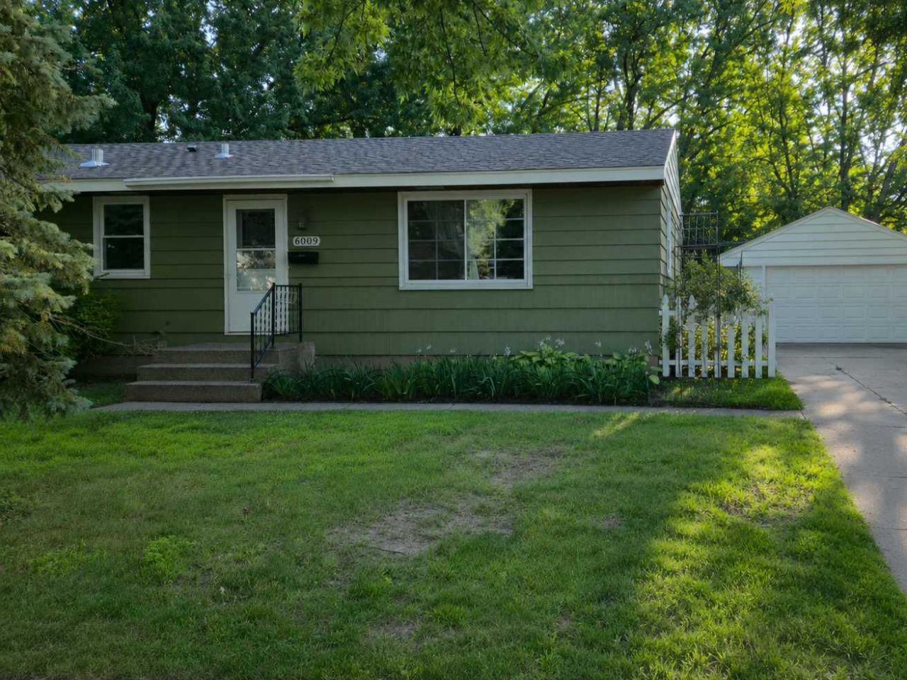 6009 Quebec Avenue N, New Hope, MN 55428