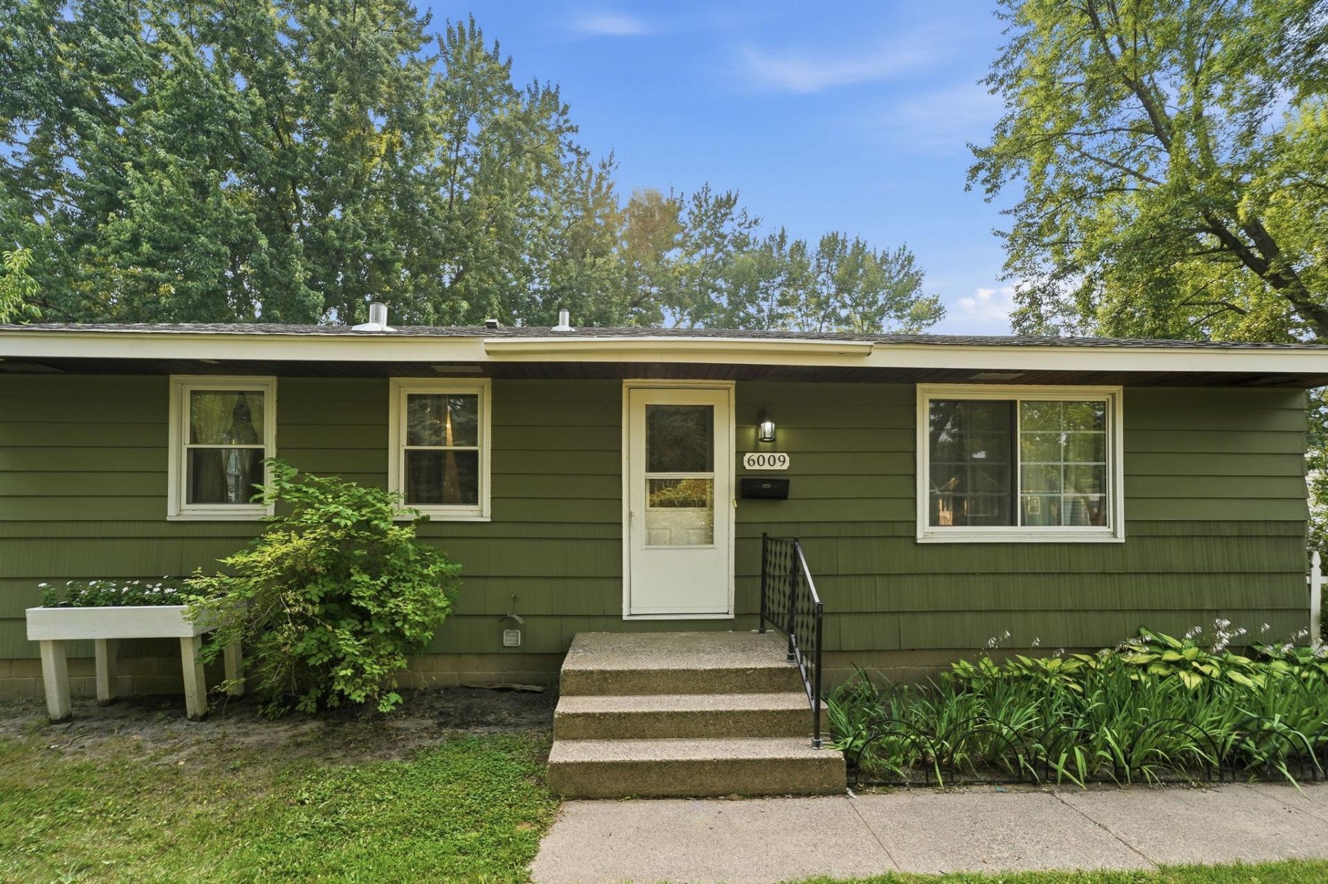6009 Quebec Avenue N, New Hope, MN 55428 Main Photo