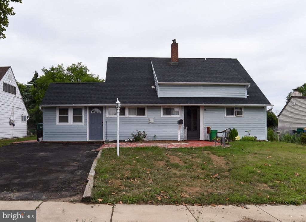34 RED MAPLE LANE , LEVITTOWN, PA 19055
