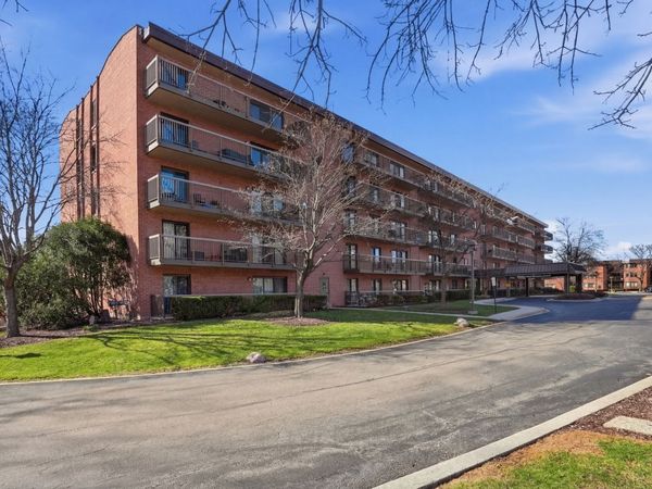 6443 Clarendon Hills Road , Unit 402, Willowbrook, IL 60527