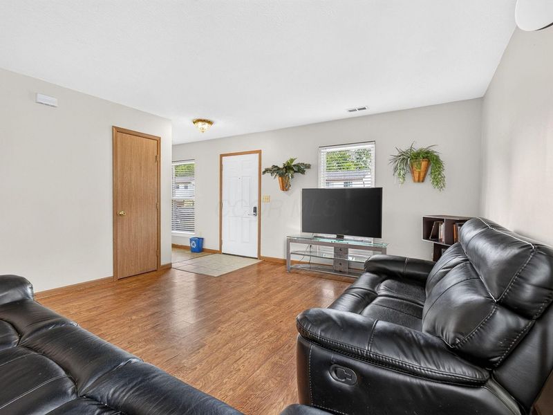3885 Farm Brook Lane, Columbus, OH 43204 Photo 5