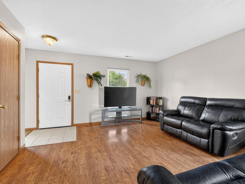 3885 Farm Brook Lane, Columbus, OH 43204 Photo 6