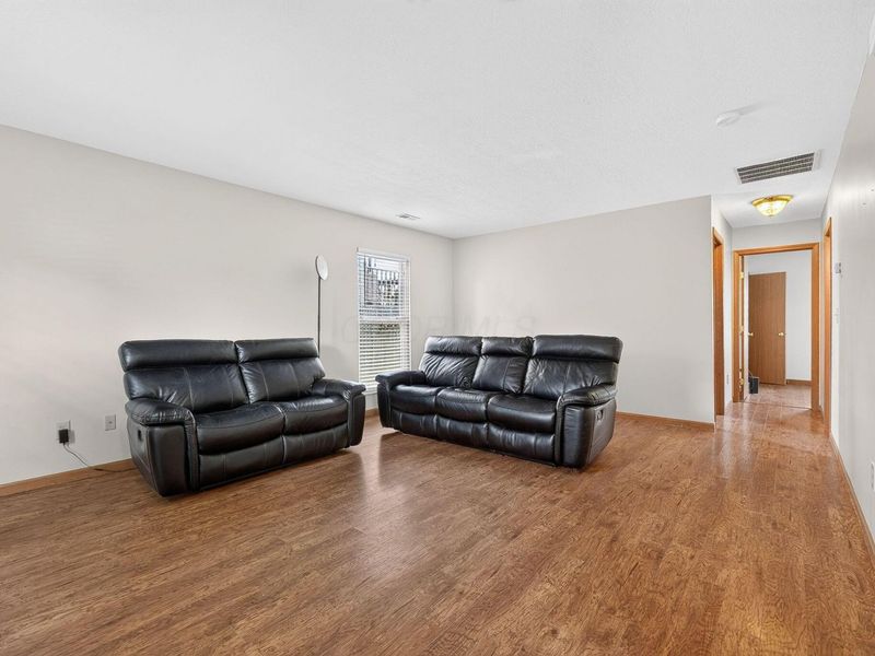 3885 Farm Brook Lane, Columbus, OH 43204 Photo 9