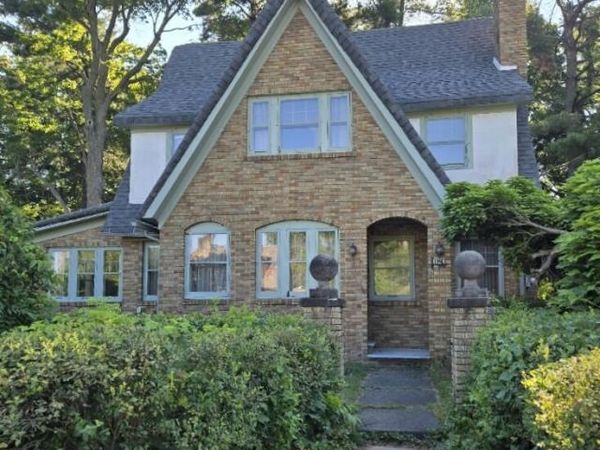 1124 Ashley Drive, Kalamazoo, MI 49048