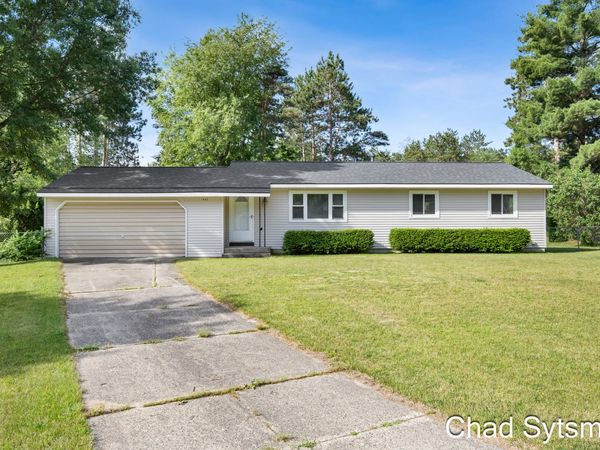1643 Stonewood Drive SE, Lowell, MI 49331