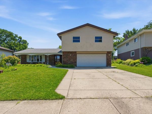 160 Fairfield Way, Bloomingdale, IL 60108