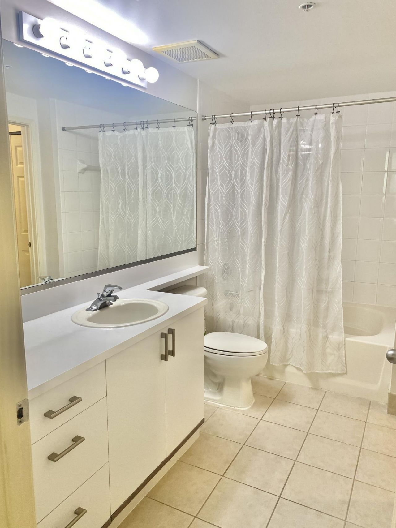 630 S Sapodilla Avenue, Unit 204, West Palm Beach, FL 33401 Photo