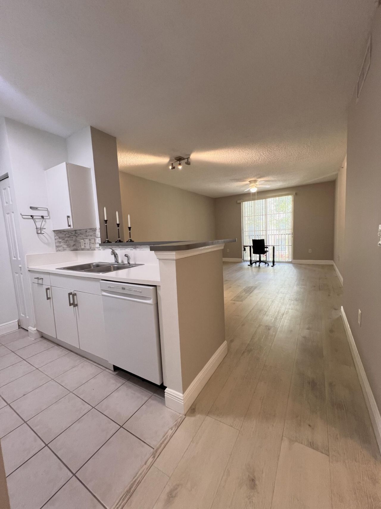 630 S Sapodilla Avenue, Unit 204, West Palm Beach, FL 33401 Photo