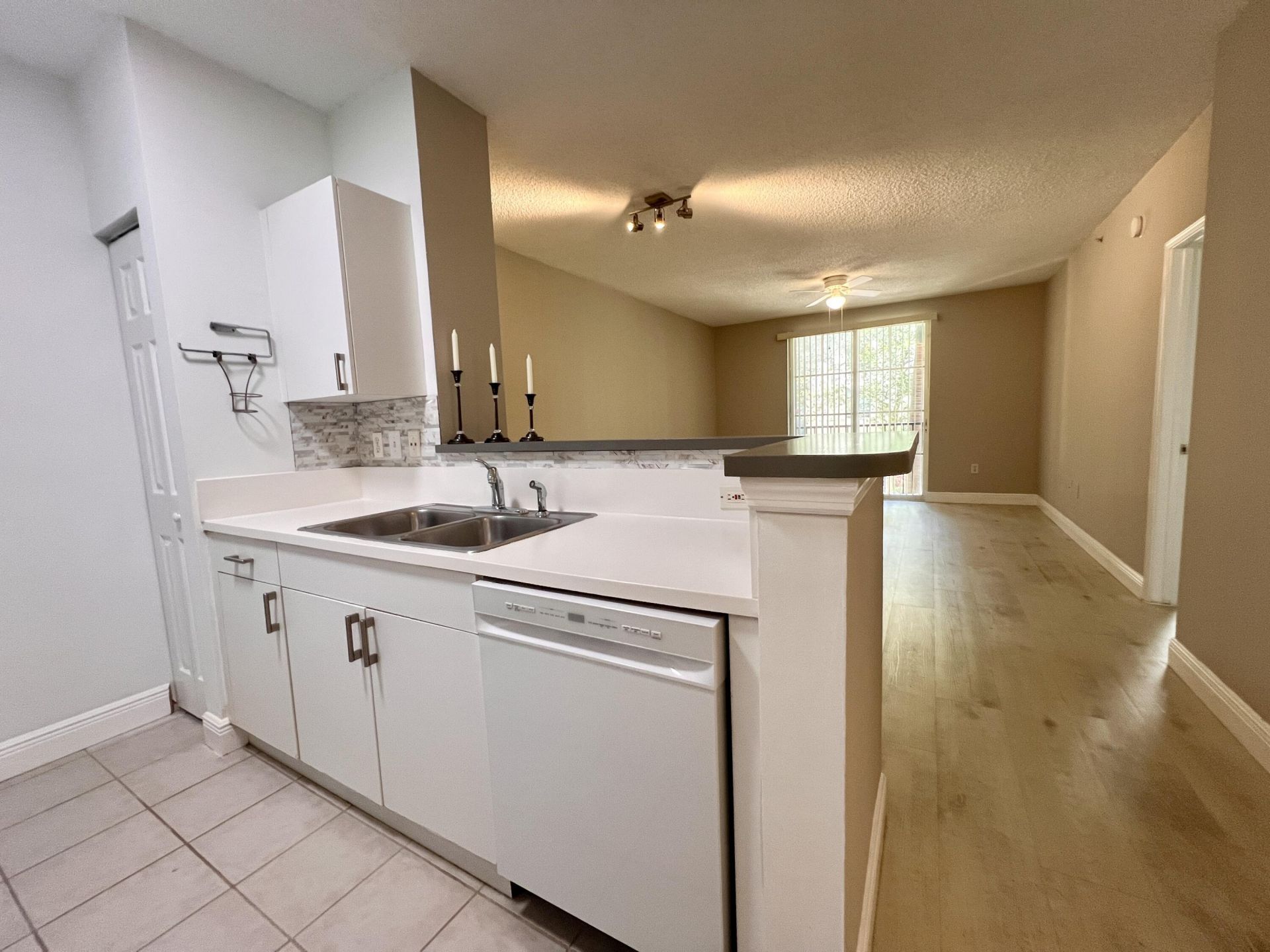 630 S Sapodilla Avenue, Unit 204, West Palm Beach, FL 33401 Photo