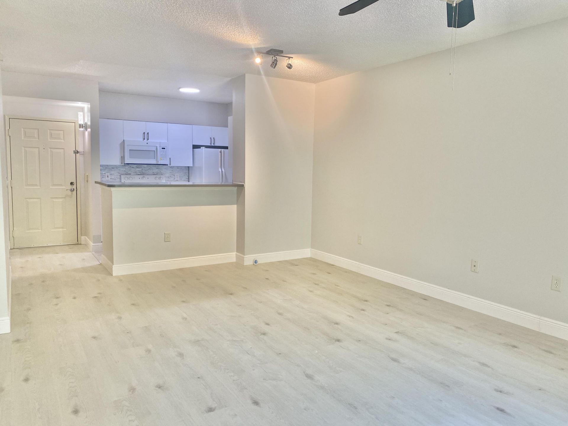 630 S Sapodilla Avenue, Unit 204, West Palm Beach, FL 33401 Photo