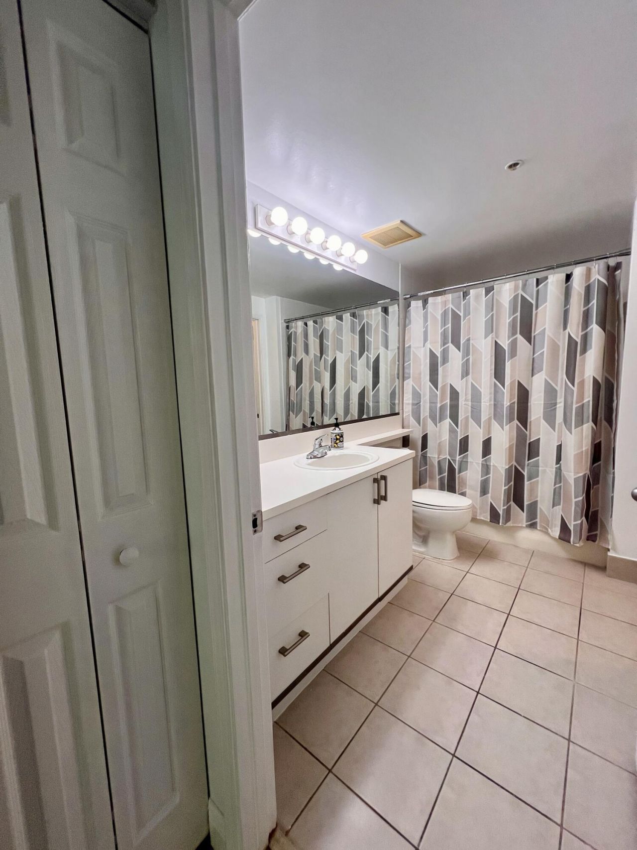 630 S Sapodilla Avenue, Unit 204, West Palm Beach, FL 33401 Photo