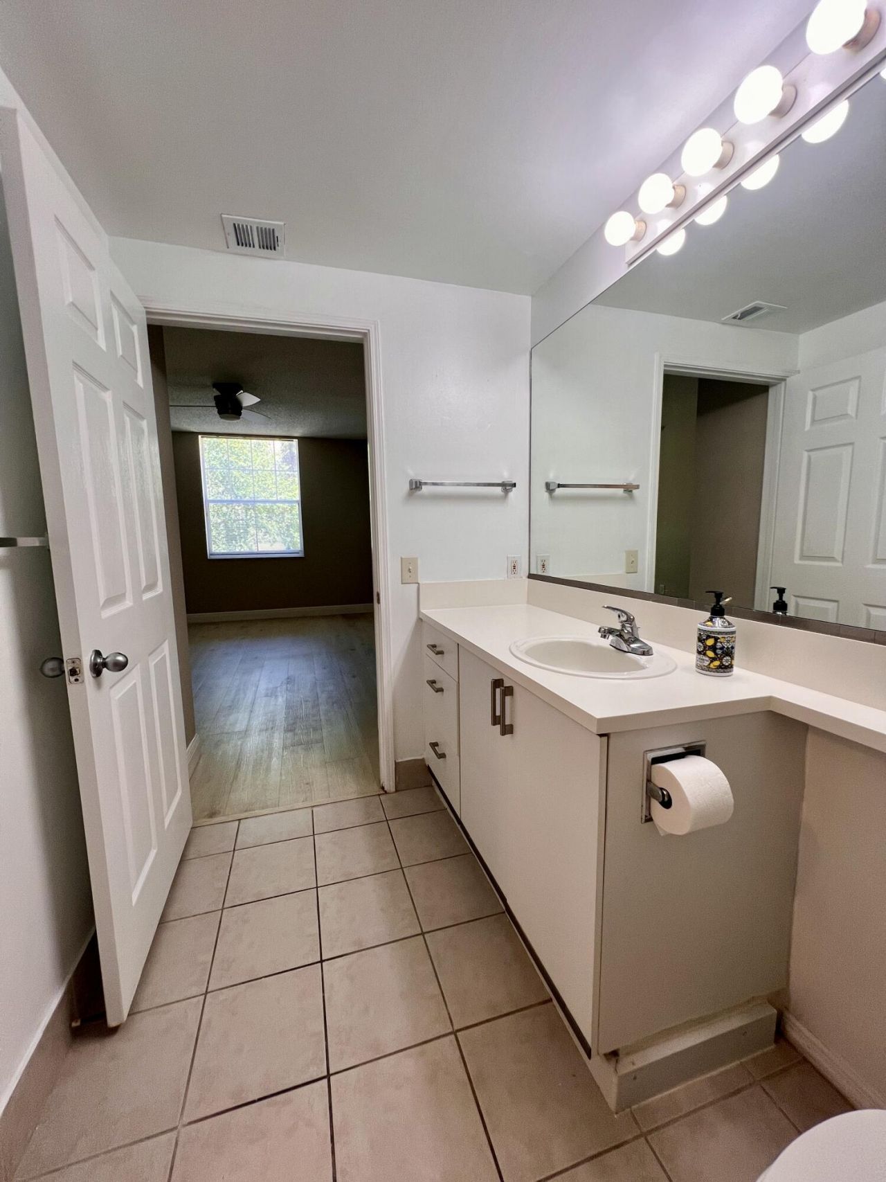 630 S Sapodilla Avenue, Unit 204, West Palm Beach, FL 33401 Photo
