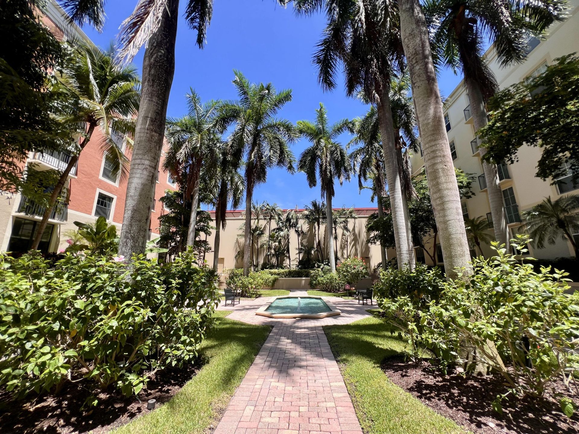 630 S Sapodilla Avenue, Unit 204, West Palm Beach, FL 33401 Photo