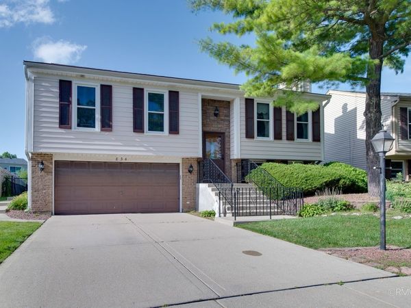 834 Edenwood Drive , Roselle, IL 60172