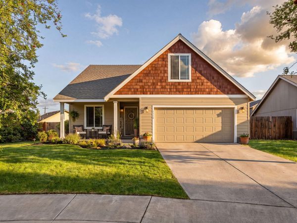 1924 NW Joshua Tree Court, Redmond, OR 97756