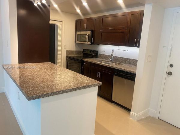 100 Lakeview Dr , Unit 316, Weston, FL 33326