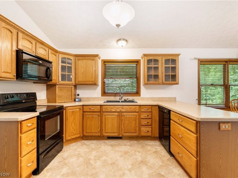 563 Kapity Drive, Mogadore, OH 44260 Photo 12
