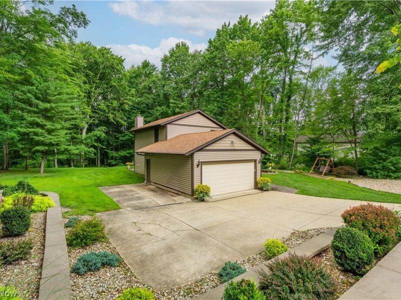 563 Kapity Drive, Mogadore, OH 44260 Photo 2