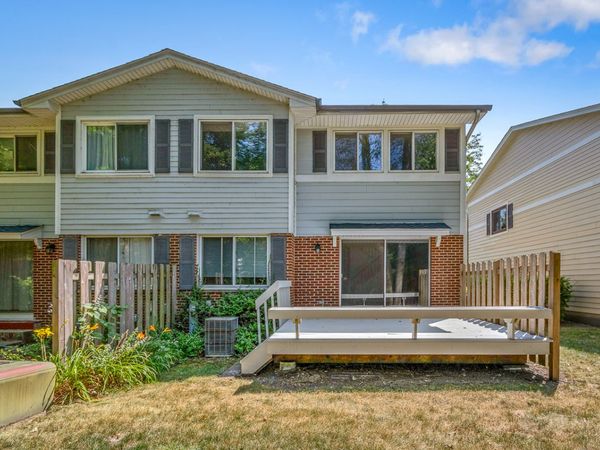 834 Swallow Street , Deerfield, IL 60015