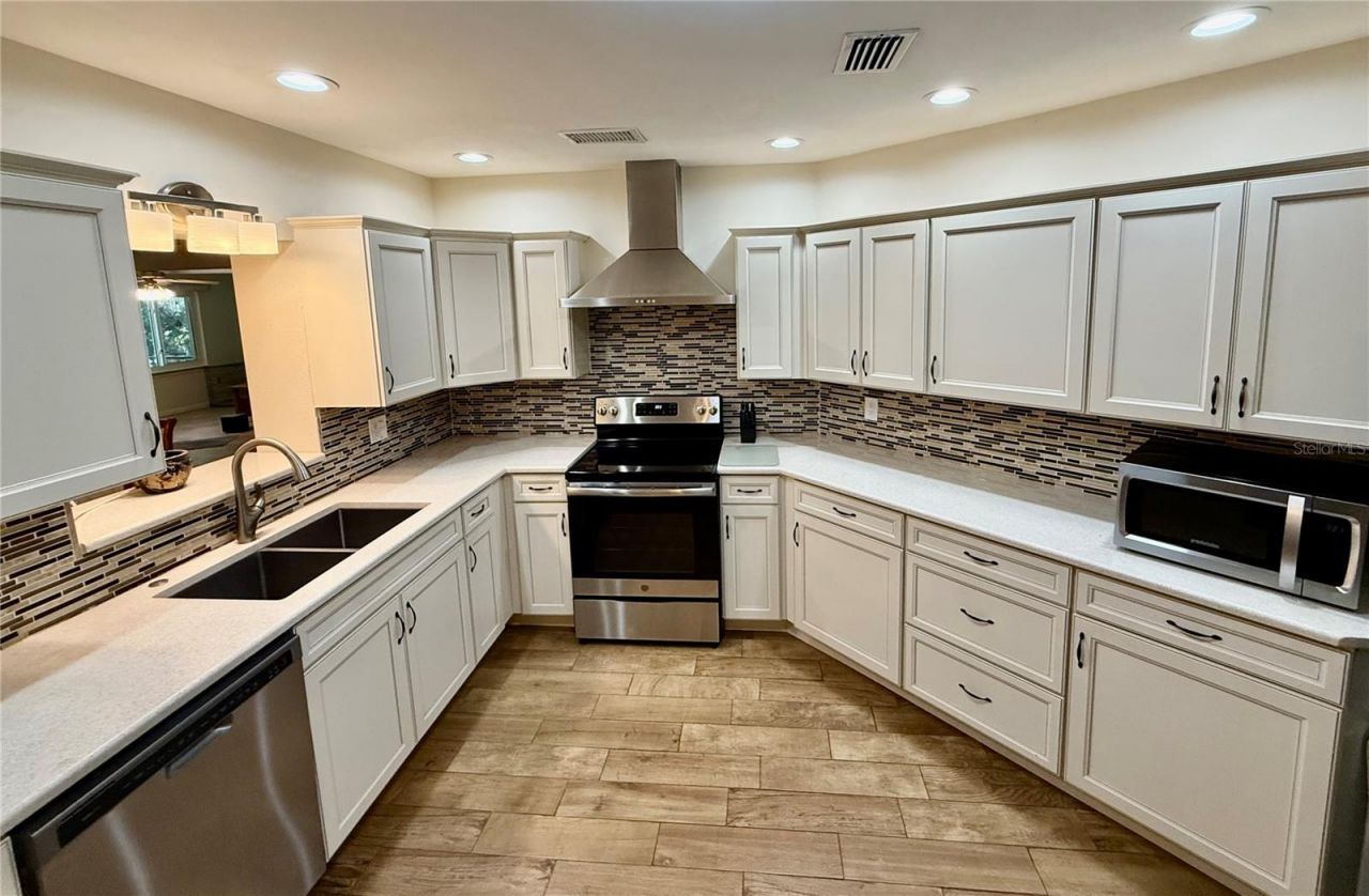 918 Bay Breeze Terrace , Largo, FL 33770 Photo
