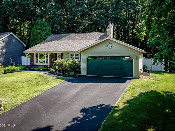 43 Algonquin Road, Halfmoon, NY 12065