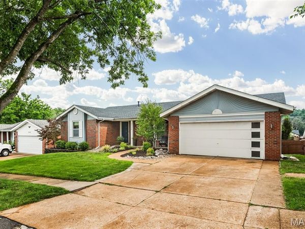 2126 England Town Road, Oakville, MO 63129