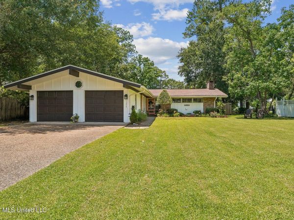 13826 E El Bonito Drive, Ocean Springs, MS 39564