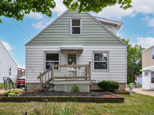 1705 E Eden PLACE, Saint Francis, WI 53235