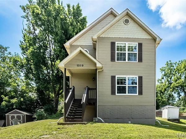 1319 N 4th Street, St Charles, MO 63301