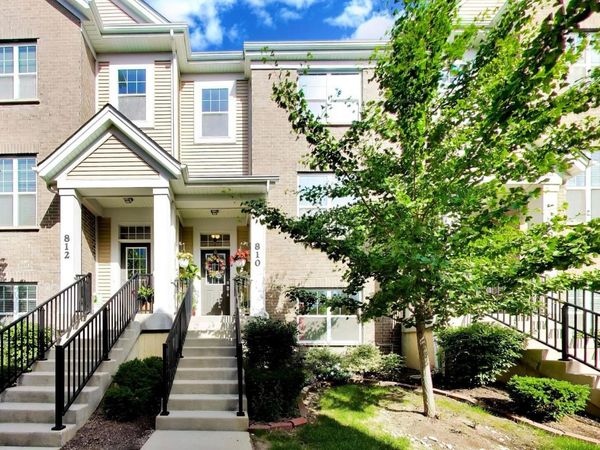 810 Lexington Circle W, Des Plaines, IL 60016