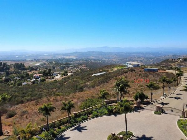 2220 Panoramic Dr., Vista, CA 92084