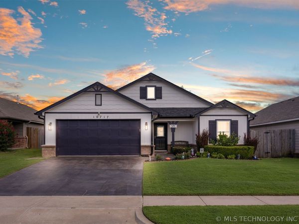 10717 N 152nd East Avenue , Owasso, OK 74055