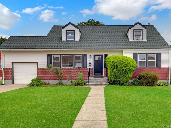 792 Highview Avenue , Westbury, NY 11590