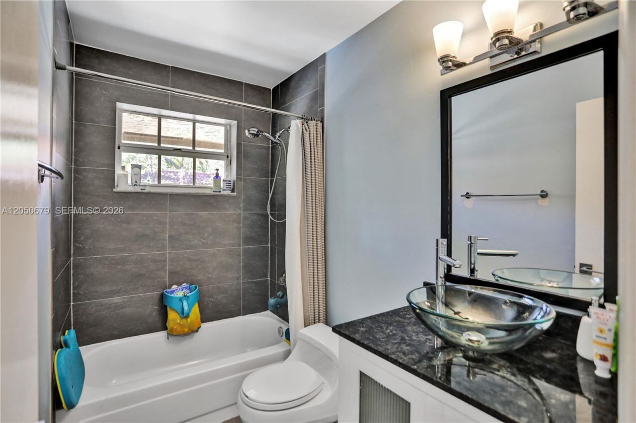 3135 Gifford Ln, Unit A, Miami, FL 33133 Photo